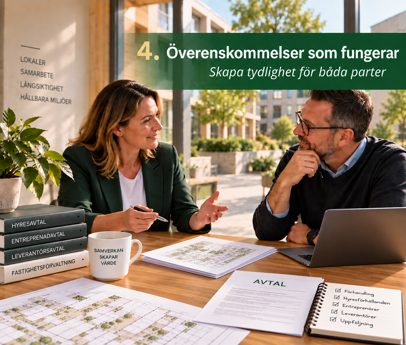Två personer diskuterar avtal och fastighetsfrågor som symboliserar förhandling och tydliga överenskommelser mellan parter